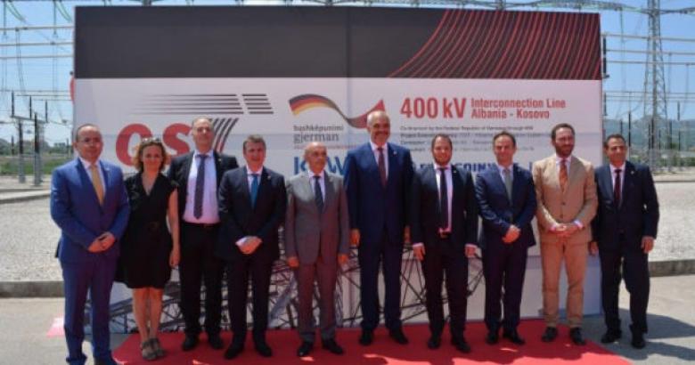 Kryeministrat Rama dhe Mustafa si dhe Ministrat e Energjisë Gjiknuri dhe Stavileci në ceremoninë e inagurimit të linjës së interkonjeksionit Shqipëri – Kosovë më 26 qershor 2016. Linja nuk është përdorur ende. Foto kortezi: Ministria e Energjisë dhe Industrisë